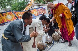 Đức Dalai Lama chúc phúc những người tham dự buổi nói chuyện ở chùa Jokhang ở Leh